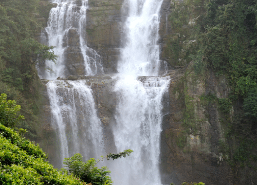 कपिलधारा धबधबा – निसर्ग आणि अध्यात्म यांचा सुरेख संगम